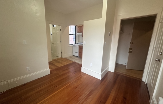 1 bed, 1 bath, 400 sqft, $2,400, Unit 17