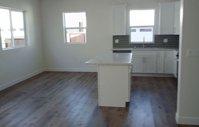 3 beds, 2.5 baths, $4,195, Unit 1617