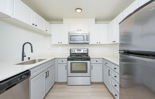 2 beds, 2 baths, 815 sqft, $2,350, Unit 2-101