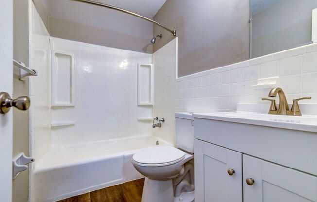 2 beds, 1 bath, 850 sqft, $1,195, Unit 8B