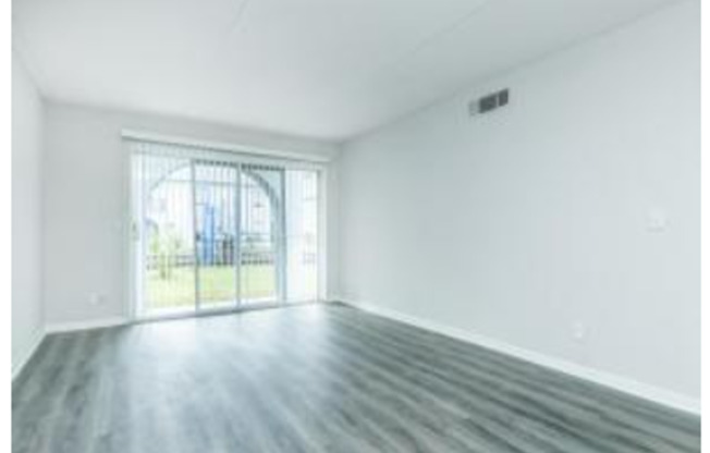 2 beds, 2 baths, 950 sqft, $1,300, Unit 215