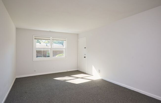 2 beds, 1 bath, $1,050, Unit 2157 Lenox Rd C2