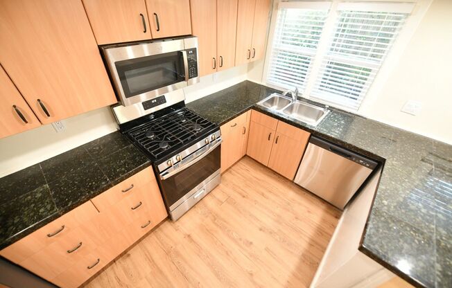 1p699 - 1511 - 1515 Milvia St.