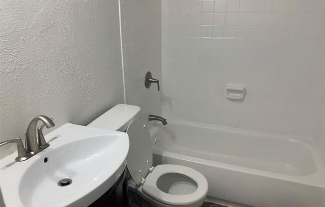 2 beds, 2 baths, 719 sqft, $1,395, Unit 204
