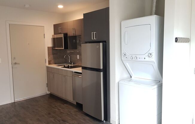 Studio, 1 bath, 231 sqft, $1,352, Unit 410