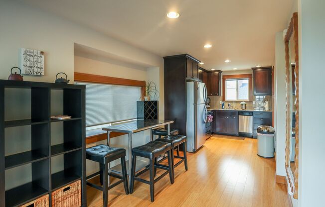 Charming 3-Bedroom Fully furnished Townhouse in Vibrant Seattle-Washington