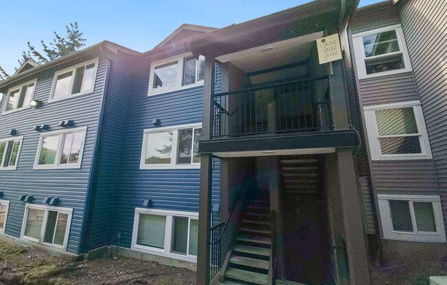 Updated 2BR Condo with Pool, Clubhouse & Patio Storage in Kent