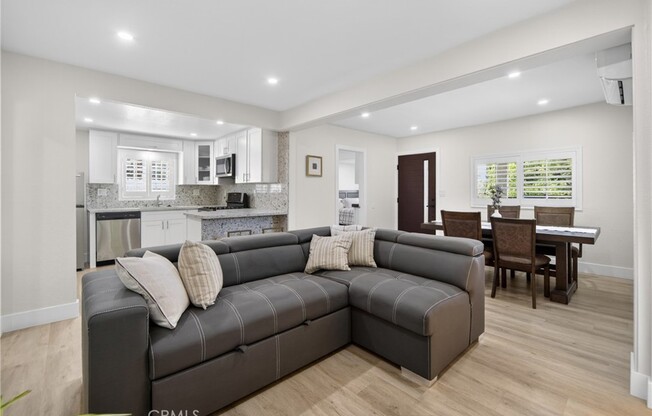 5929 WEAVER LN
