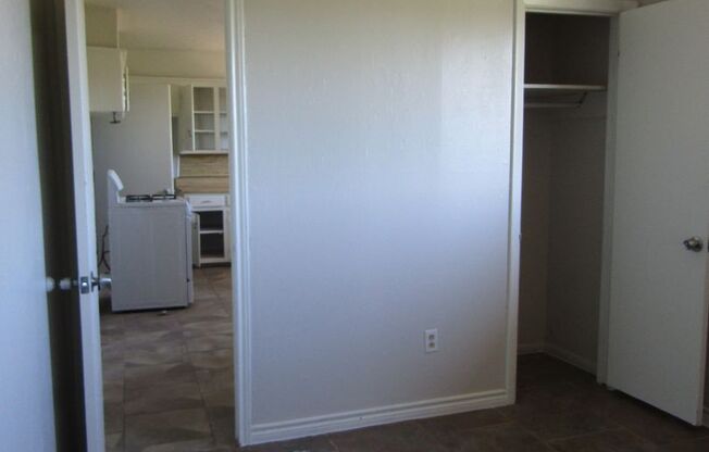 4 beds, 1 bath, $995