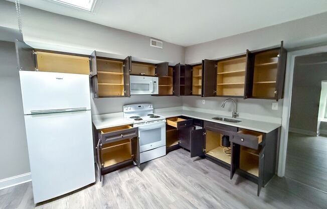 3 beds, 1 bath, 936 sqft, $1,350, Unit 7