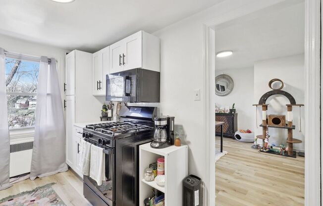 2 beds, 1 bath, 900 sqft, $1,225, Unit 136