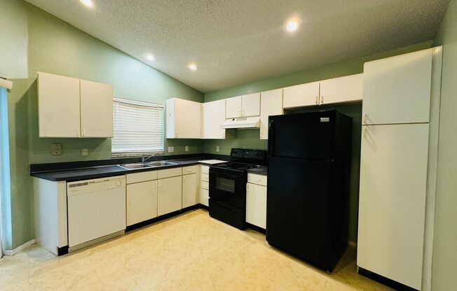 Charming 3 bedroom, 2 Bathroom Home in Kissimmee!!