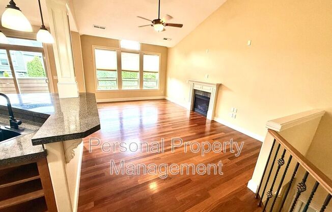 885 W UNIVERSITY ST