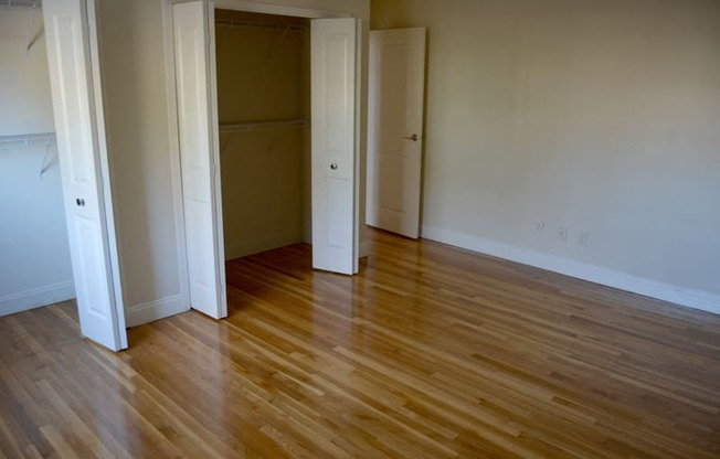 Closet Quincy Commons Apartments