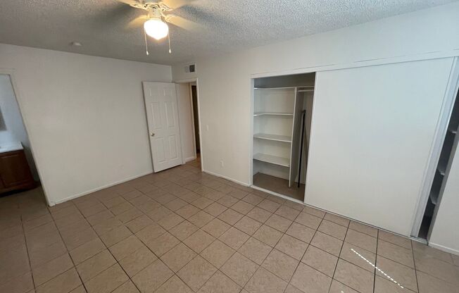 2 beds, 1 bath, 947 sqft, $995, Unit 2