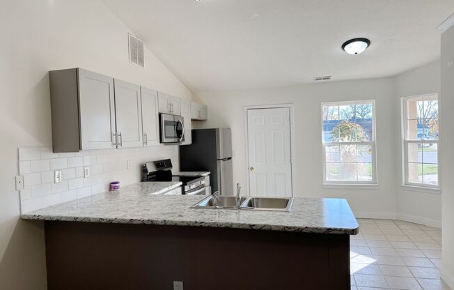 2 beds, 2 baths, $1,300, Unit B