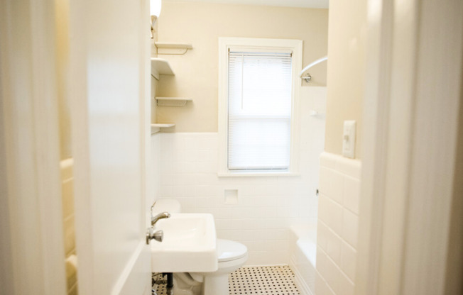 2 beds, 1 bath, 800 sqft, $975, Unit 1107-4