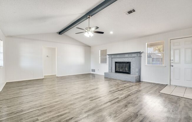 Beautiful 3-Bed, 2.5-Bath Home in Garland – Spacious Layout & Fantastic Amenities!