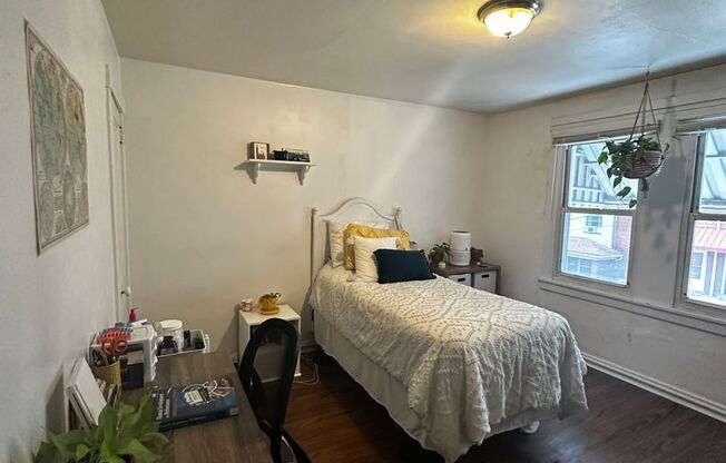 4 beds, 1 bath, $3,000