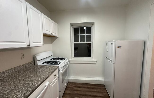 1 bed, 1 bath, 708 sqft, $1,330, Unit King Edward Annex 18