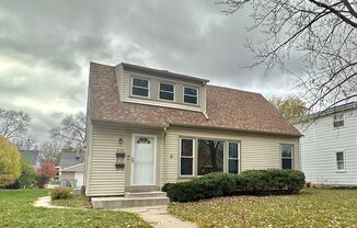 Charming 2 Bedroom Lower Near Tosa!