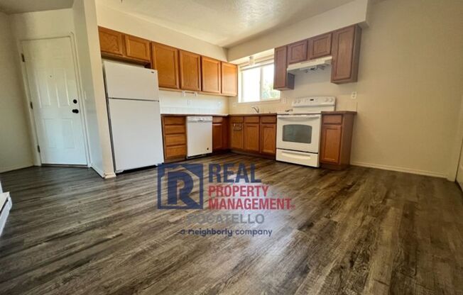 1120 E Poplar