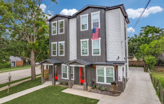 206 E 4 ST