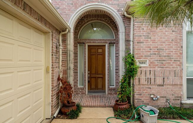 Beautiful home in a great quiet neighbourhood of its own. Five bedrooms, Four baths. Washer dryer space,