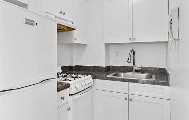 Studio, 1 bath, $3,850, Unit 7O