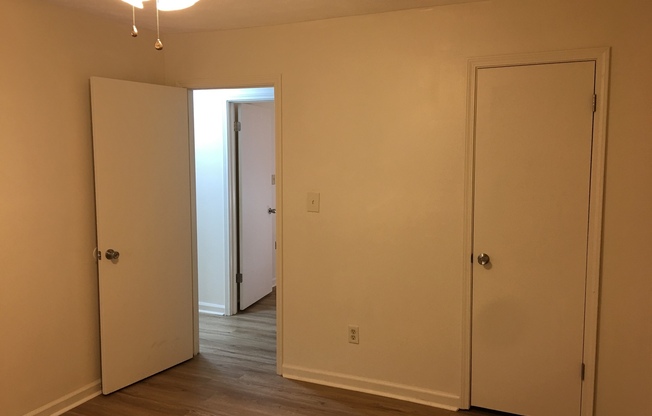 2 beds, 1 bath, 800 sqft, $895, Unit 95 Walenda Drive