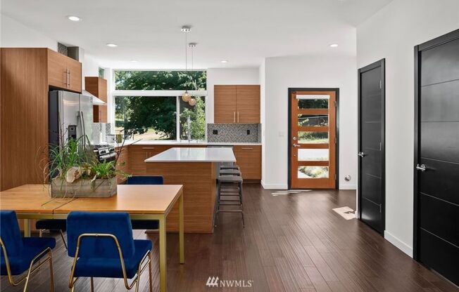 Welcome Home 3 bd 2.5 ba - West Seattle Townhome