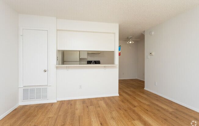 2 beds, 1 bath, 882 sqft, $1,251, Unit 136