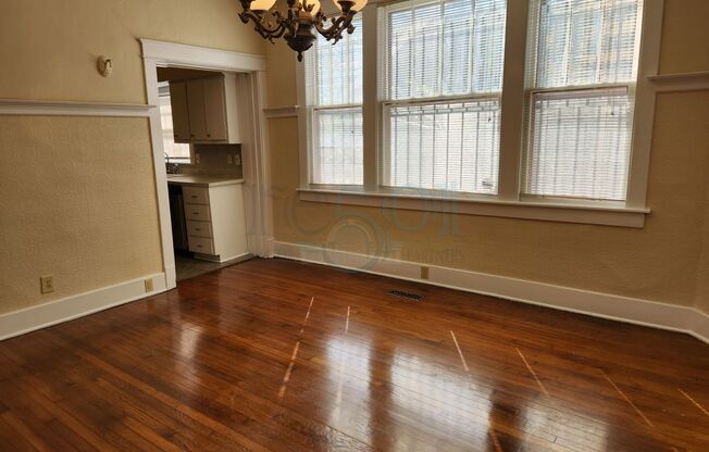 2 beds, 1 bath, $1,095, Unit Battery, 2219 S.