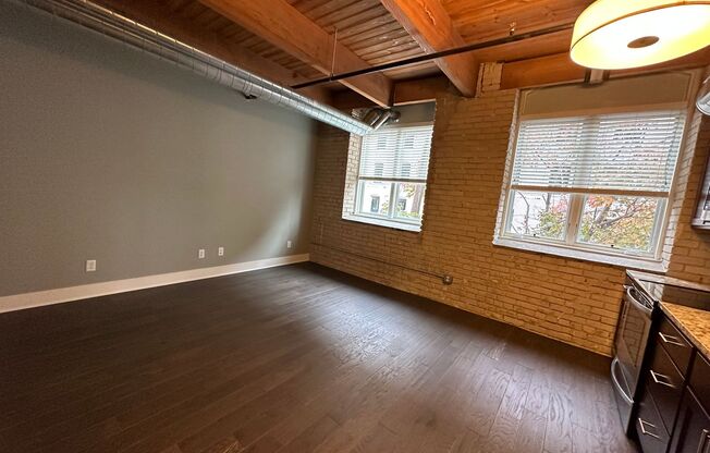 1 bed, 1 bath, 585 sqft, $1,600, Unit 323