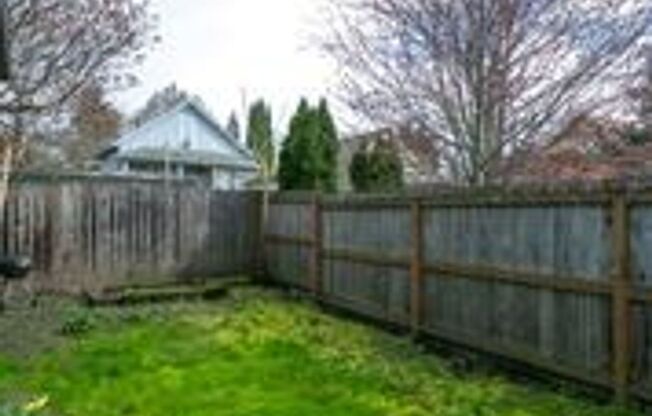 Great SE Portland Location! 2 bdrm/1 bath bungalow, Available Soon!