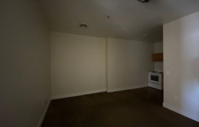 2 beds, 1 bath, $1,100, Unit 2