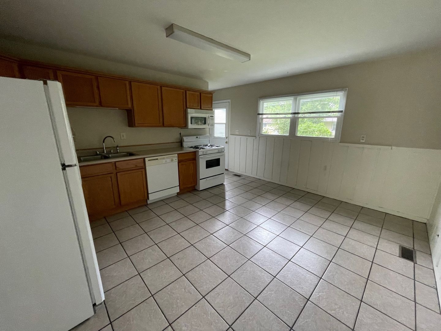 3 Bedroom House W/ A Garage!