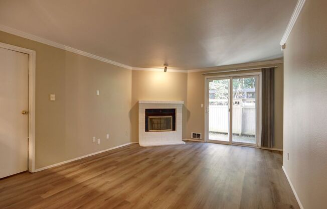 2 Bedroom Ground Floor Condo in the Heart of Woodinville!