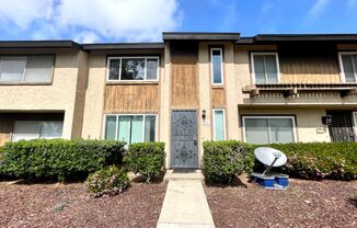 Great 3B/2.5BA Townhouse w/ Large Kitchen & Private Patio!