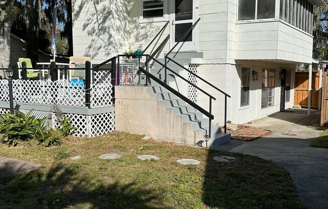 Eye-catching 1 bedroom 1 bath blocks from Flagler College! Students Welcome!