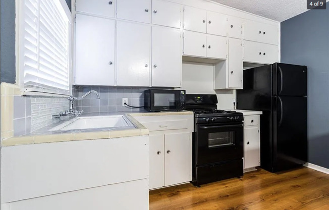 709 W 26th St Apt 13