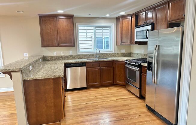 Beautiful 3 bed/2.5 bath townhome in North Seattle! Available Now!
