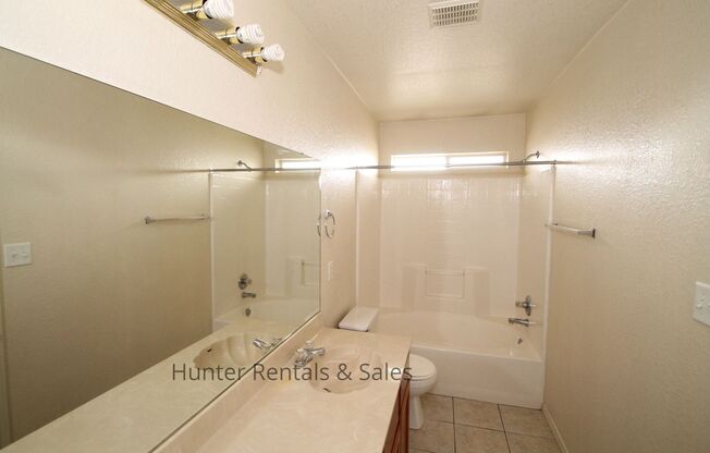 3 beds, 2 baths, $1,225, Unit Unit B