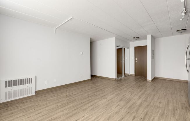 2 beds, 1 bath, 700 sqft, $1,617, Unit 102