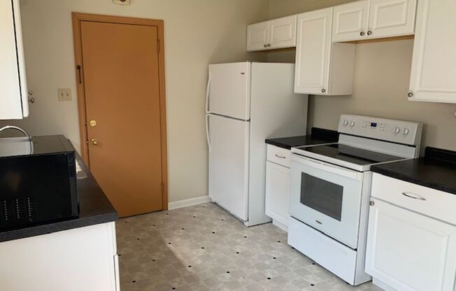 2 Bed/1 Bath Apt- Lower level unit- Available Nov 1