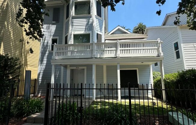 2 bedroom | 2.5 bathroom | Downtown single family home