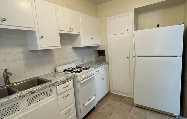 2 beds, 1 bath, $1,300, Unit D