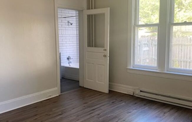 1 bed, 1 bath, $1,000, Unit 442 Lincoln St. - SIDE