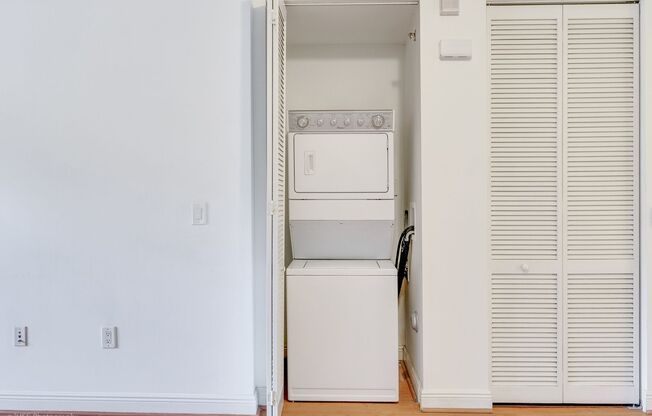 Charming spacious 1 bed 1 bath unit in the serene Village at Sailboat Bend.