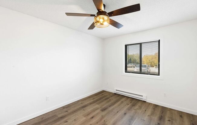 2 beds, 1 bath, $947, Unit 3909-52